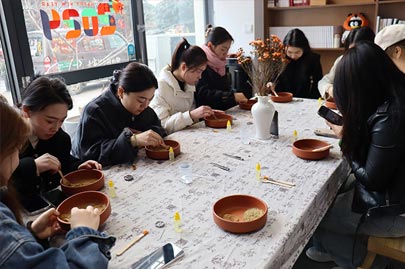 河南賽諾威全體女同事“甜蜜女神節(jié)，藝術(shù)DIY”活動(dòng)慶祝3月8日女神節(jié)快樂(lè)！